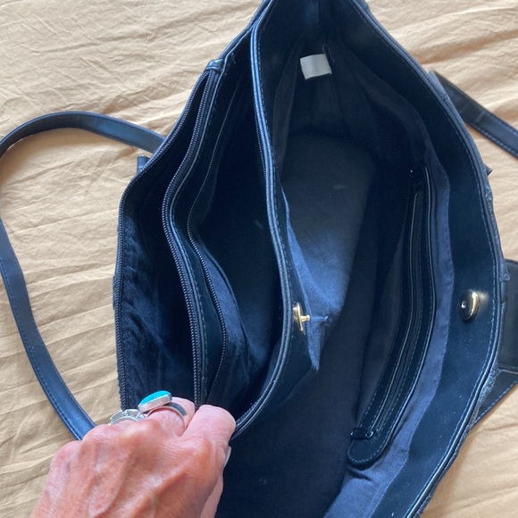 Vtg black leather tote large 18” wide 12” tall 3 zip compartment gold hardware - Picture 4 of 4